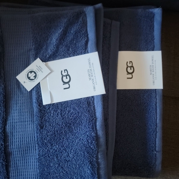 UGG towel set. (No Shower curtain, it sold). - Picture 4 of 5
